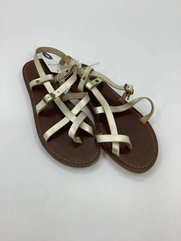Universal Thread Child Size 6 Youth Gold Sandals/Flip Flops